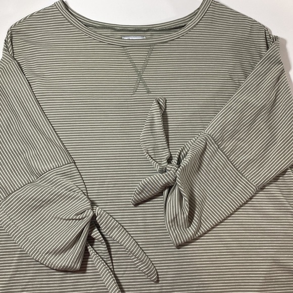 Susina Striped Top with Elbow Length Sleeves in Taupe and White Size‎ M - Picture 4 of 9
